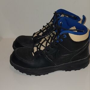 Nike Manoa 17 Sneakers Boots Boys Grade School Fits Women US 7.5 - 8 or 25 cm